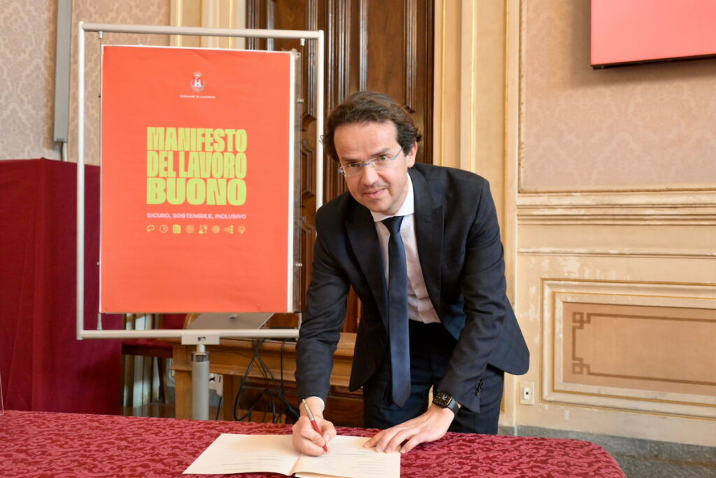 Legacoop Toscana firma il Manifesto del Lavoro Buono promosso dal Comune di Livorno 1 Firma Manifesto Lavoro Buono